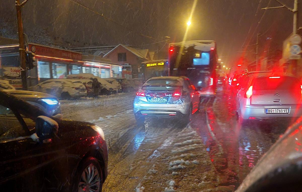 Sneg u Beogradu izazvao kolaps u saobraćaju: Čeka se sat i po u kolonama na Bulevaru