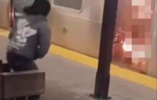 Stravičan zločin u Njujorku: <span style='color:red;'><b>Migrant</b></span> zapalio ženu koja je spavala u metrou (UZNEMIRUJUĆI VIDEO)