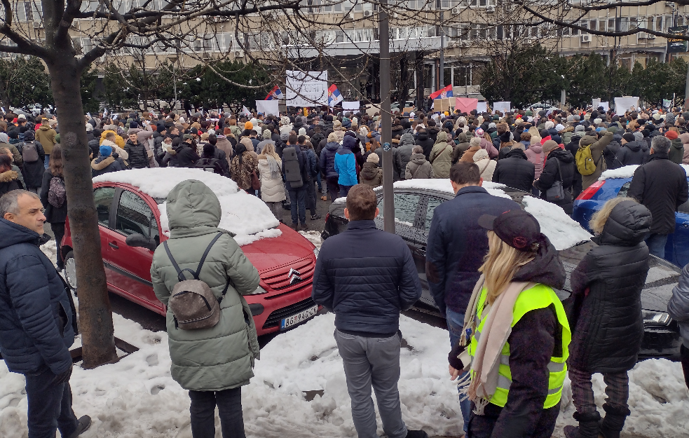 “STUDENT SE UMIRITI NE MOŽE!”: 15 minuta ćutanja za žrtve pada nadstrešnice i poruka republičkoj tužiteljki (FOTO)