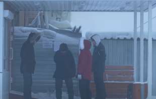 Porodica Pavlov sa 22 deteta živi u najhladnijem gradu na svetu: Temperatura pada do -71°C, kuće bez toaleta, a ujutru režu led za vodu (VIDEO)
