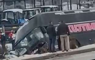 Prvi snimak sudara na putu Peć-<span style='color:red;'><b>Priština</b></span> u kojem su povređene dvadeset dve osobe