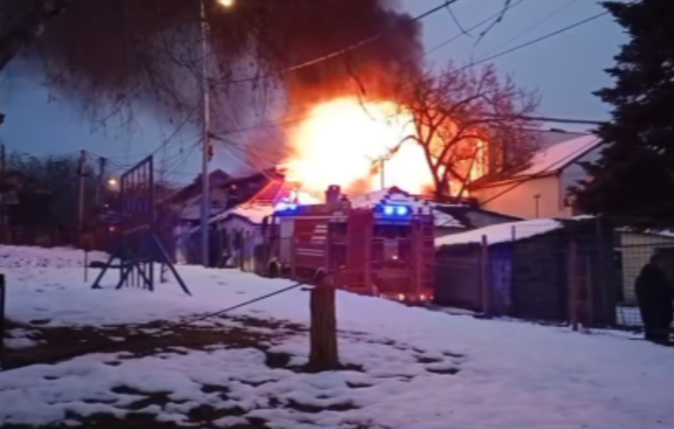 POŽAR U VIŠNJIČKOJ BANJI! Gori kuća pored vrtića!
