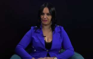 Privedena Maja Jakišić borac protiv KORUPCIJE i korupcione poslove Bratislava Gašića (VIDEO)