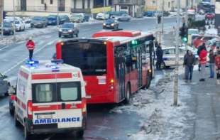 ŠESTORO LJUDI ZAVRŠILO U HITNOJ: <span style='color:red;'><b>Poledica</b></span> napravila haos