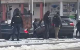Isplivao snimak hapšenja vozača škode u Bulevaru (VIDEO)