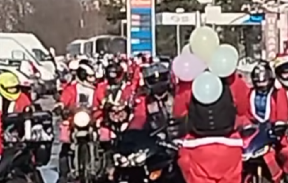 Bajkeri obučeni kao Deda Mrazevi provozali se Beogradom, razlog tera suze na oči!