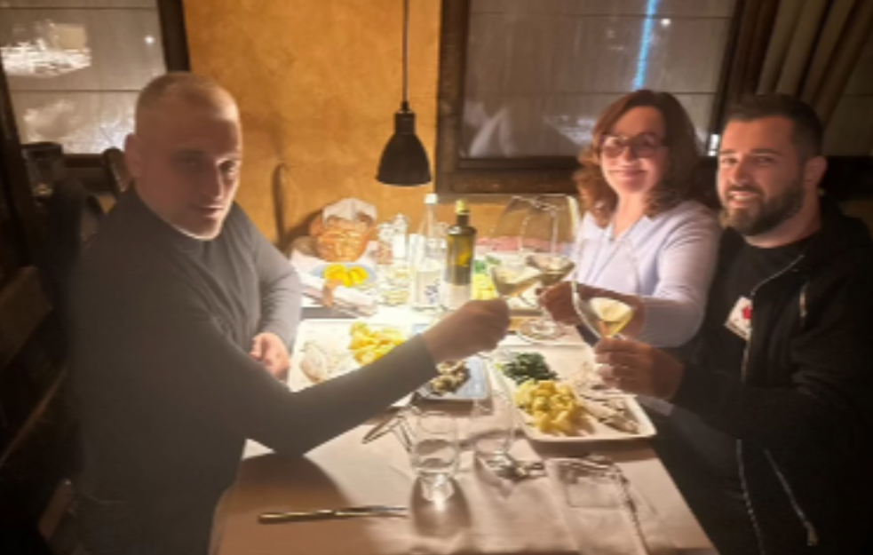 Čedomir Jovanović posle razvoda viđen kako se u kafani veseli sa poznatom pevačicom!