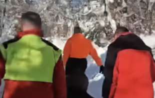 Majka dva dana provela pored preminulog sina: Pokrenuta <span style='color:red;'><b>humanitarna akcija</b></span> za sahranu meštanina iz zavejanog sela
