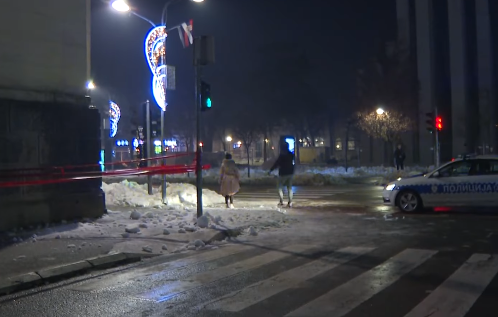 Na dečaka (9) u Banjaluci se sručio sneg sa zgrade Gradske uprave: Hospitalizovan na UKC RS