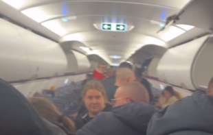 Drama u avionu! Re<span style='color:red;'><b>peru</b></span> otkazan let pred novogodišnji nastup: Besno najavio tužbu! (FOTO)