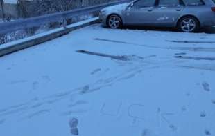 Još jedan uznemirujući incident!  Nepoznate osobe ispisale “UČK” na snegu ispred manastira Banjska (VIDEO)