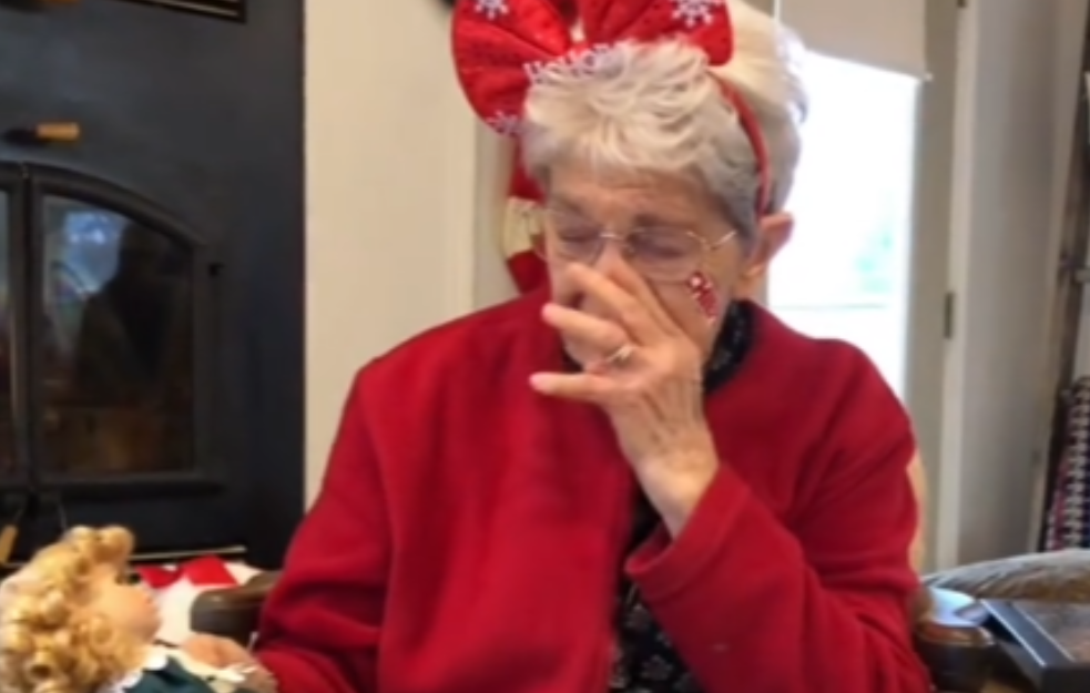 Baka (90) dobila poklon koji je čekala celog života! Pogledajte ovaj dirljivi trenutak (VIDEO)