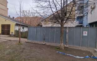 <span style='color:red;'><b>METALNA OGRADA</b></span> pala na dva muškarca - HOROR U NOVOM SADU!