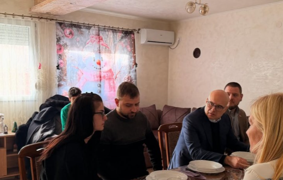 Vučević posetio porodicu Firić iz Kovilja: 