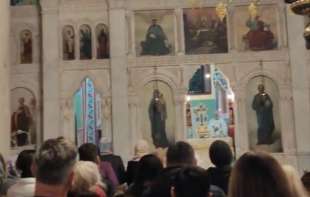 Snaga zajedništva, mladosti i vere: Pogledajte liturgiju u <span style='color:red;'><b>hram</b></span>u Svetog Aleksandra Nevskog (VIDEO)