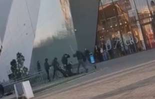 Užas u Novom Sadu: Maskirani tinedjžeri <span style='color:red;'><b>motka</b></span>ma napali vršnjake usred bela dana u centru grada (UZNEMIRUJUĆI VIDEO)