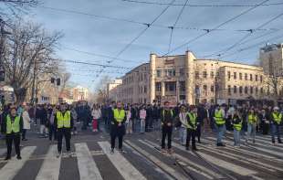 Studenti petnaestominutnim <span style='color:red;'><b>ćutanje</b></span>m i blokadama odali poštu žrtvama pada nadstrešnice, najavljeni NOVI PROTESTI