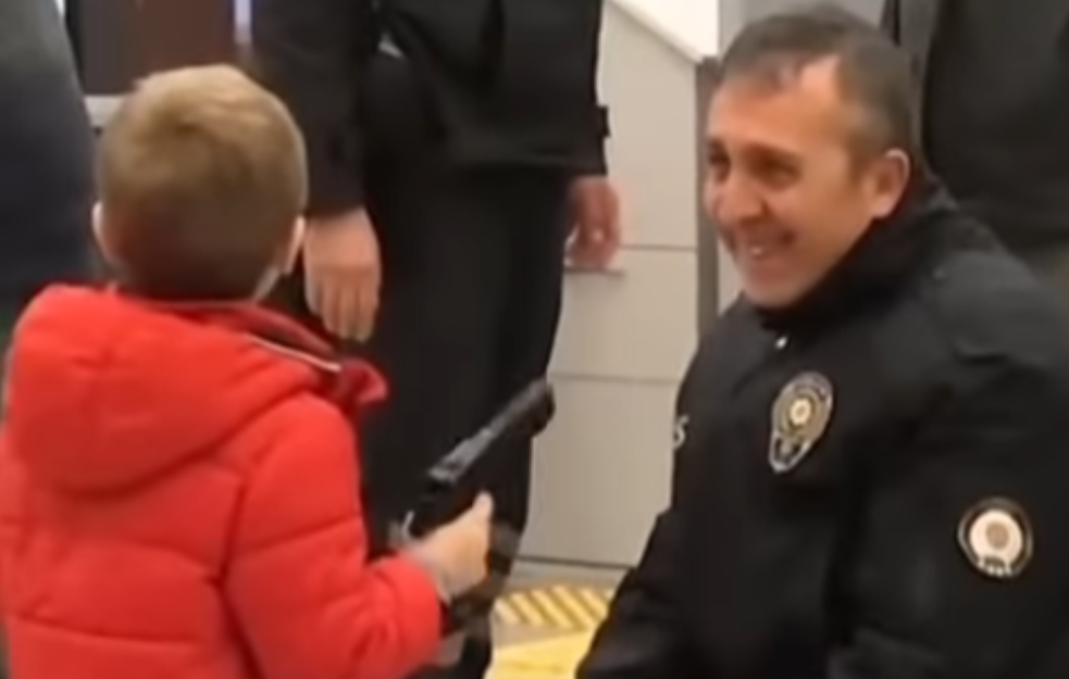 Policija na AERODROMU pretresla dečaka, nisu mogli da veruju šta su pronašli!