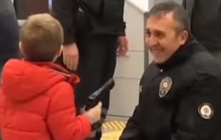 Policija na AERODROMU <span style='color:red;'><b>pretres</b></span>la dečaka, nisu mogli da veruju šta su pronašli!