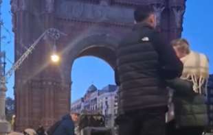 <span style='color:red;'><b>Dečko</b></span> je zaprosio i u procesu njihove sreće muškarac im je uništio sve (VIDEO)