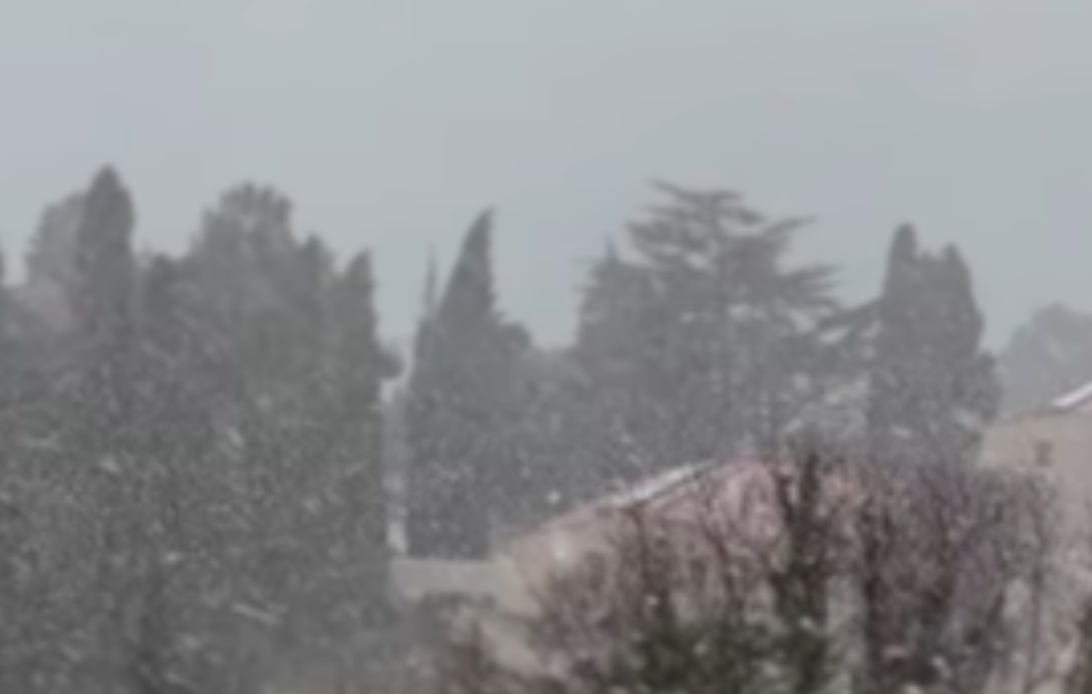 Havarija u Crnoj Gori! Tri grada bez struje zbog ispada dalekovoda - plaže prekrivene snegom (VIDEO)