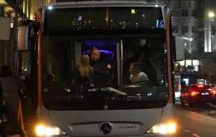 Novi vid zabave u prestonici! Autobus kao pokretni klub: Ples, piće i <span style='color:red;'><b>vožnja</b></span> bez pauze! (VIDEO