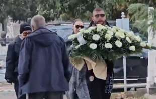 Ceca utučena stigla sa Veljkom i Anastasijom na pomen <span style='color:red;'><b>Arkan</b></span>u: Položili venac od belih ruža na grob FOTO