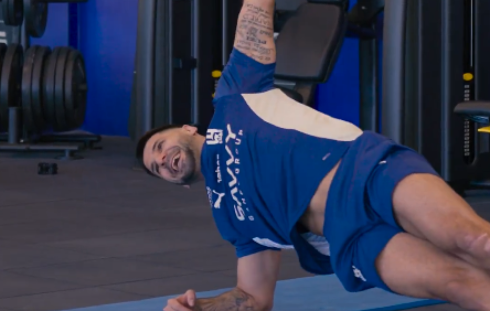 Mitrović u teretani imitirao Supermena i Betmena, napravio pravio šou (VIDEO)