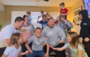 <span style='color:red;'><b>Bračni par</b></span> sa 19-oro dece objavio da očekuje PRINOVU pa izazvali haos na mrežama (VIDEO)