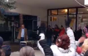 Školstvo u haosu: Inspekcije krenule, roditelji masovno dolaze pred škole da podrže nastavnike