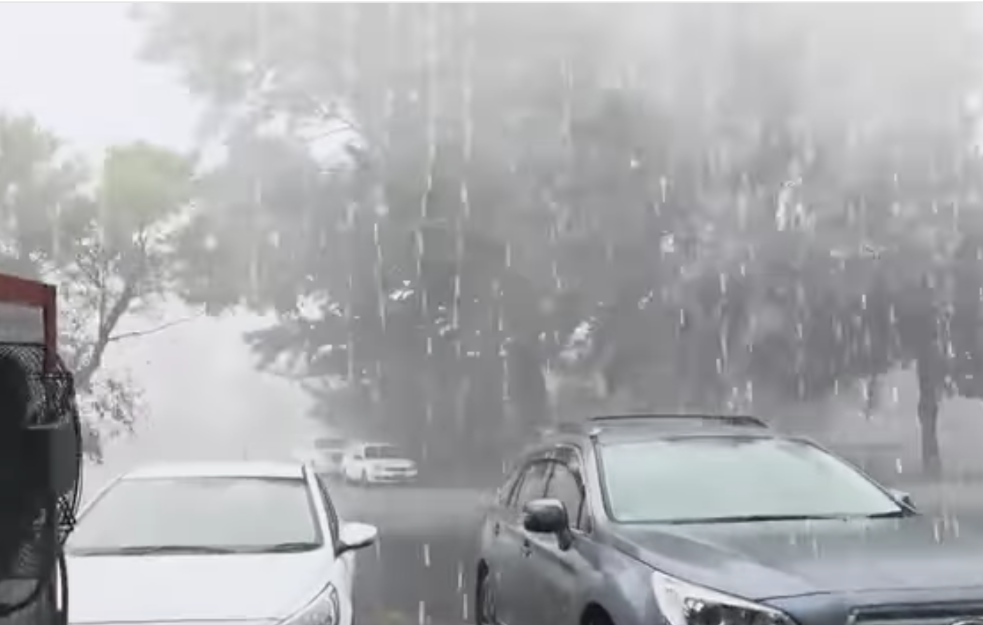 Oluja u Novom Južnom Velsu: Više od 25.000 domaćinstava bez struje, saobraćaj blokiran (VIDEO)