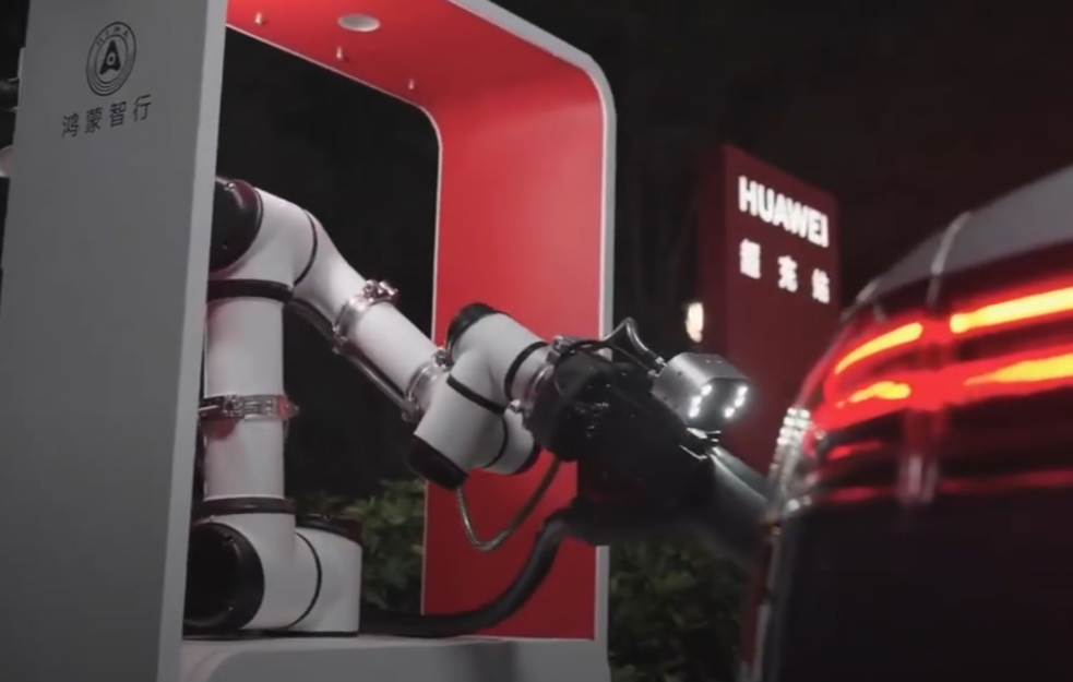 Napravljena robotska ruka koja puni električne automobile