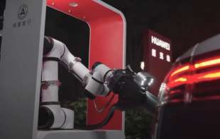 Napravljena robotska ruka koja puni električne automobile