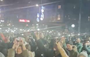Završen skup studenata ispred RTS-a: Deo zaposlenih se pridružio protestu, <span style='color:red;'><b>zgrada</b></span> bila puna policije (VIDEO)