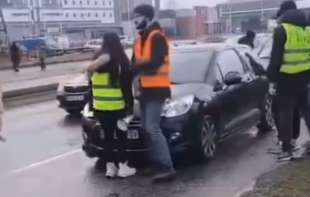 Poznato stanje studentkinje koja je juče ud<span style='color:red;'><b>arena</b></span> kolima tokom blokade na Novom Beogradu