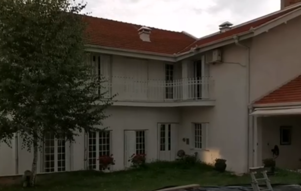 Rijaliti učesniku pripada ogromno bogatstvo i vila s bazenom  (FOTO)
