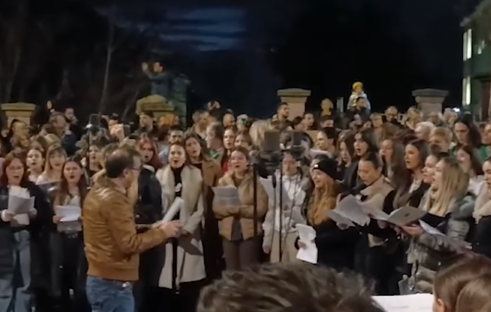 Studentski hor na blokadi Autokomande izveo himnu Svetom Savi (VIDEO)