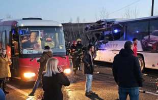 Prve <span style='color:red;'><b>slike</b></span> udesa kod Umke: Autobusi potpuno uništeni, vozač i putnica poginuli, 24 osobe povređene (FOTO)