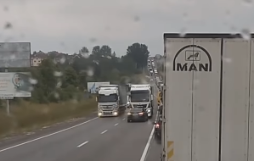Bezobrazno preticao kolonu, pa dobio 