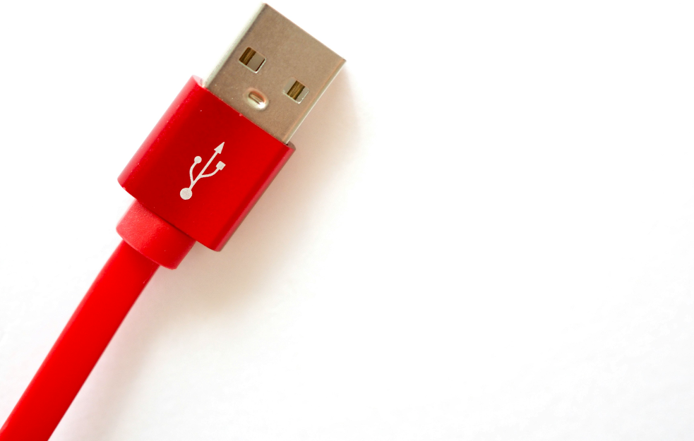 Zašto su neku USB kablovi žuti, a neki crveni? 