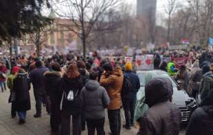 PROTESTUJU RADNICI GSP-a, STUDENTI, PENZIONERI, GRAĐANI: Najavljeno <span style='color:red;'><b>okupljanje</b></span> ispred Ministarstva prosvete
