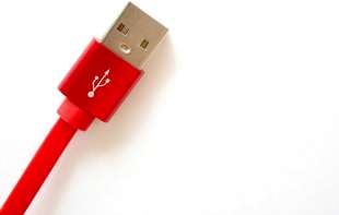 Zašto su neku USB kablovi žuti, a neki crveni? 
