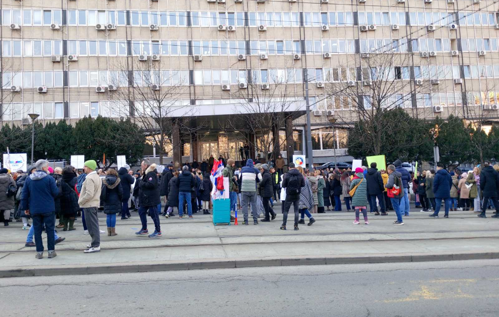 Protest ispred Ministarstva prosvete: PRESTANITE SA PRITISCIMA I PROGONOM NASTAVNIKA!