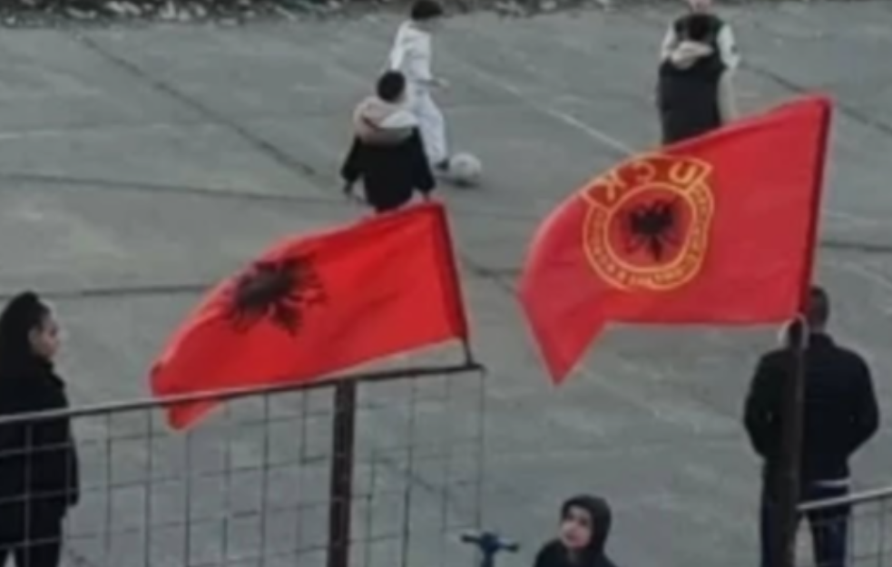 Na igralištu postavljene zastave Albanije i OVK - RODITELJI SRPSKE DECE PRSTRAVLJENI (FOTO)