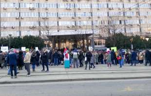 Protest ispred Ministarstva prosvete: PRESTANITE SA <span style='color:red;'><b>PRITISCI</b></span>MA I PROGONOM NASTAVNIKA!