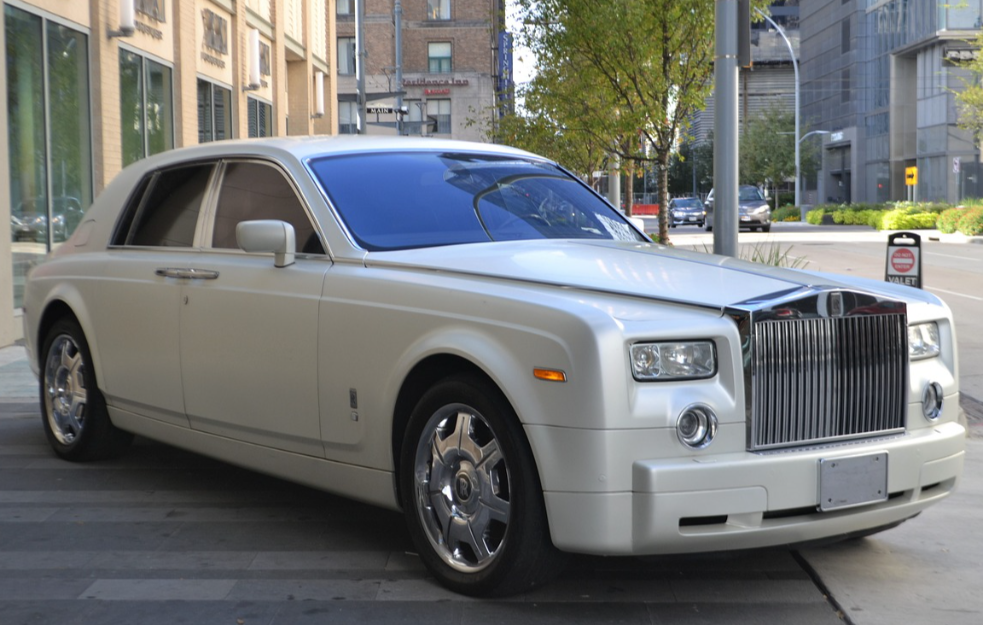  Miriše kao lova: Rolls-Royce lansira vrhunski parfem za automobile