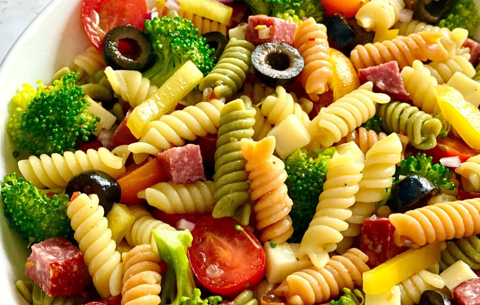  Hladna salata sa testeninom i povrćem: Idealna za doručak, dugo drži sitost i preukusna je