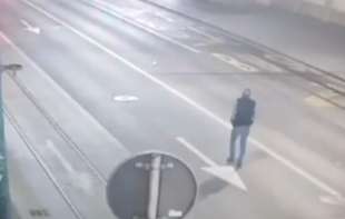 (UZNEMIRUJUĆI VIDEO) <span style='color:red;'><b>Trenutak</b></span> stradanja muškarca u Ruzveltovoj ulici