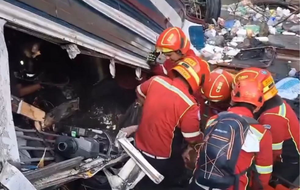 Stravična nesreća u Gvatemali: Autobus sleteo u provaliju, najmanje 55 putnika stradalo (UZNEMIRUJUĆI VIDEO)