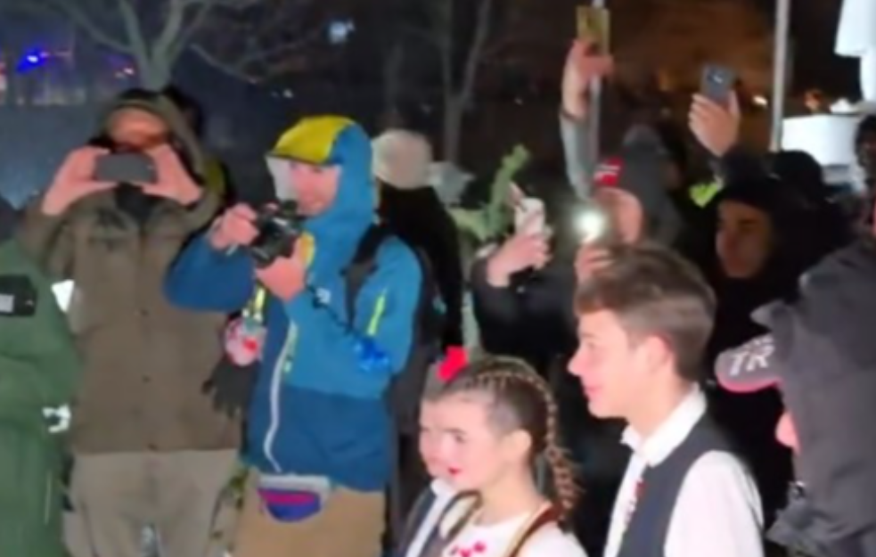 Studenti iz Niša stigli u Ćićevac, a iz Beograda u Orašac: Dočekani sa hlebom i solju i uzvicima 